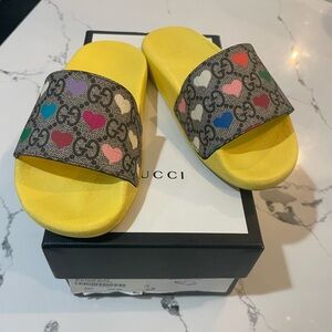 Kids Gucci Supreme hearts slides size 28 UK 10